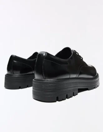 Obuv typu Blucher
